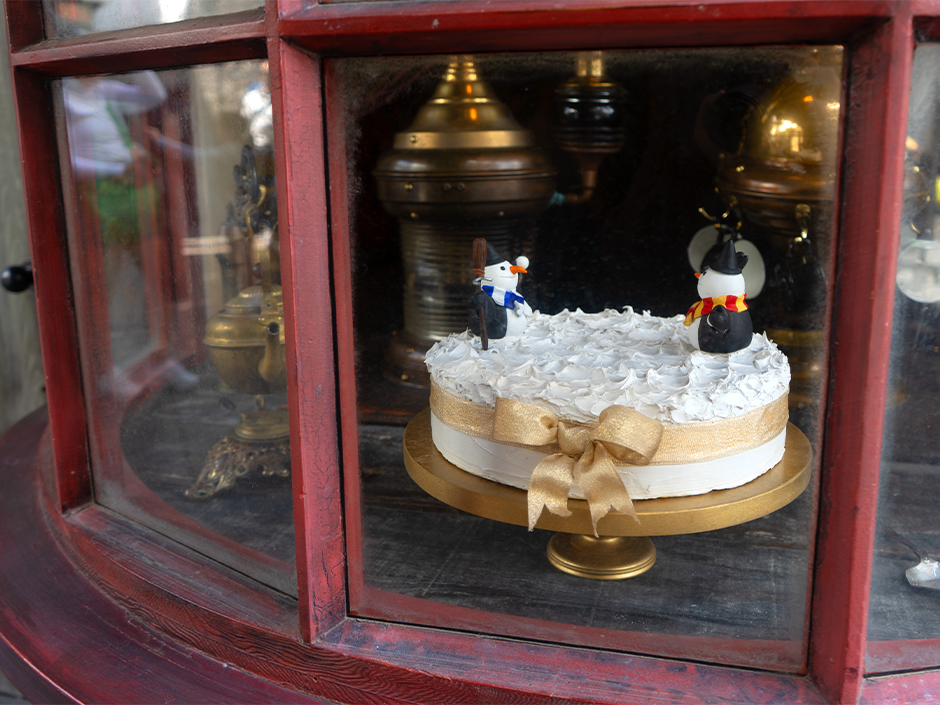 A Christmas cake in a storefront  in The Wizarding World of Harry Potter. 