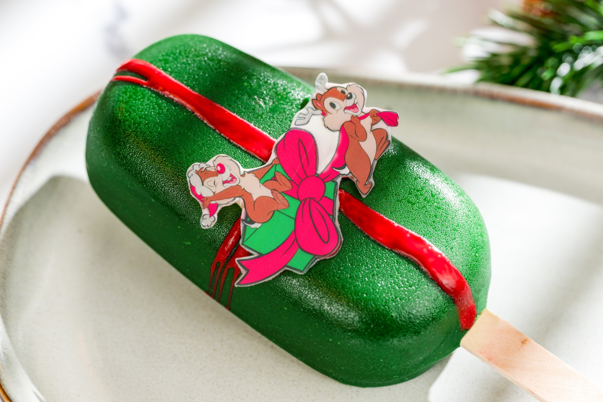 Christmas Present Cake Bar: Gingerbread cake combined with milk chocolate mousse and caramel crispy pearls (New) 