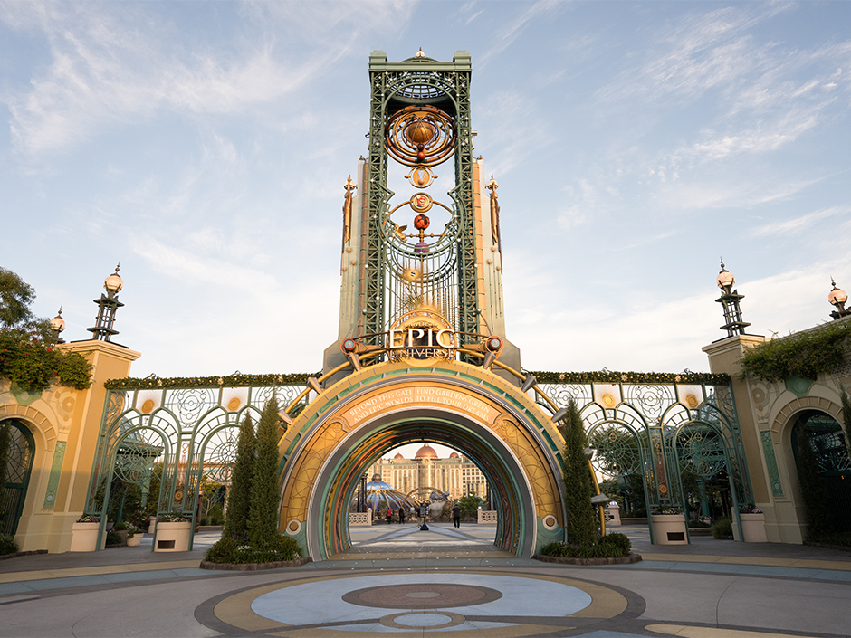 The Chronos marking the entrance to Celestial Park and Universe Epic Universe